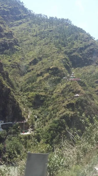 Dağda Ormanda Yolları Yapıları Ağaçları Olan Güzel Bir Dağ Manzarası — Stok fotoğraf