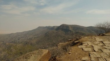 Manzaralı dağ manzarası. Hindistan 'ın Kutch kentindeki dağlarda orman var.