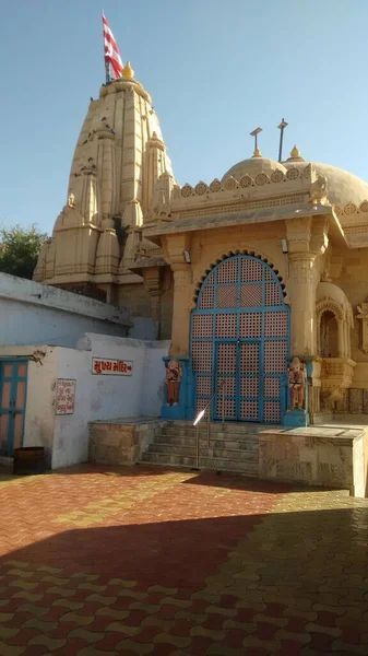Bela Vista Templo Hindu Alto Com Bandeira Cúpula Kutch Índia — Fotografia de Stock