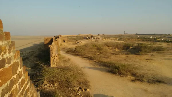 Kutch, Hindistan 'da çöl manzaralı eski bir kale.