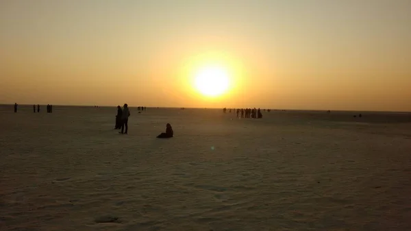 Belo Pôr Sol Noite Ran Kutch Índia Com Turista — Fotografia de Stock