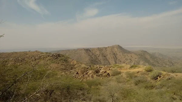 Prachtig Uitzicht Bergen Met Groen Bos Blauwe Lucht Kutch India — Stockfoto