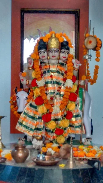 Hindu Gud Staty Marmor Ett Tempel Med Blommor Och Krans — Stockfoto