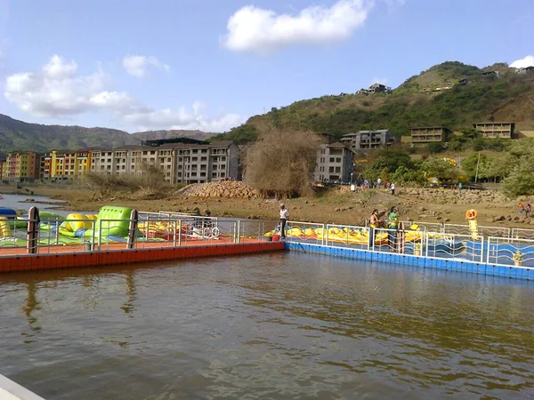Çevresindeki su gölü ve tepelerle modern şehir
