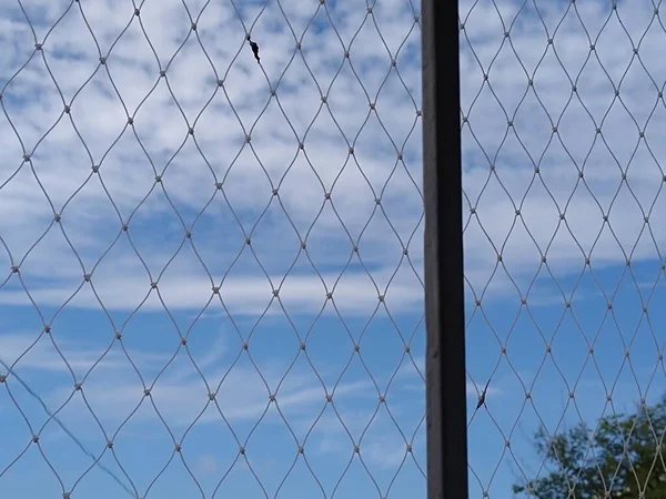 Bela Vista Céu Azul Com Nuvens Brancas Espalhadas Por Toda — Fotografia de Stock