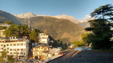 Hindistan 'daki Dharamshala' nın tepesinden güzel panoramik dağ manzarası.