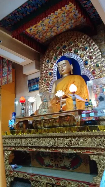 Indah Tempat Duduk Patung Buddha Sebuah Kuil Dharamshala India — Stok Foto