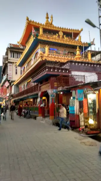 インドのダラムシャーラにある市場と寺院の美しい景色 — ストック写真