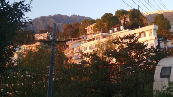 Hindistan 'daki Dharamshala tepesinden güzel bir dağ manzarası.