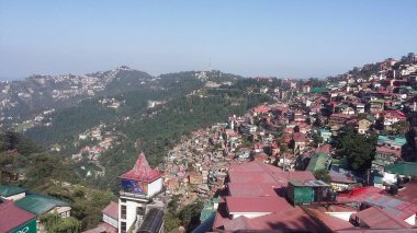 Hindistan 'ın Shimla şehrinin tepesinden güzel bir panoramik manzara.
