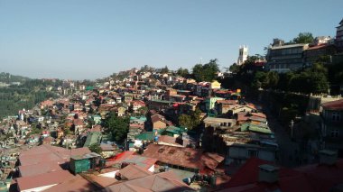 Hindistan 'ın tepesinden Shimla şehrinin güzel panoramik manzarası