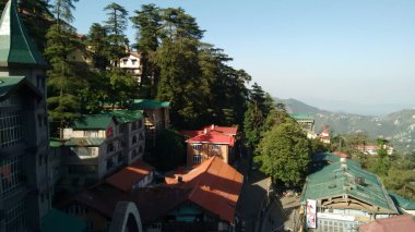 Hindistan 'ın Shimla şehrinin tepesinden güzel bir manzara.