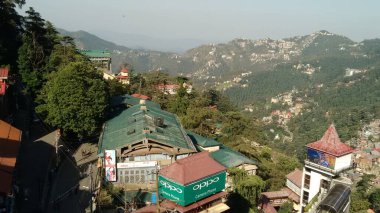 Hindistan 'ın tepesinden Shimla şehrinin güzel panoramik manzarası.