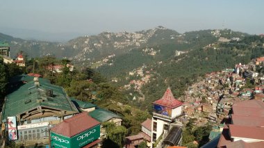 Hindistan 'ın Shimla şehrinin tepeden güzel panoramik manzarası