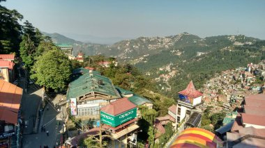 Hindistan 'ın Shimla şehrinin en tepeden güzel panoramik manzarası