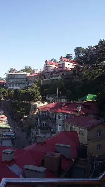 从印度Shimla市的市场顶部看风景美丽 — 图库照片