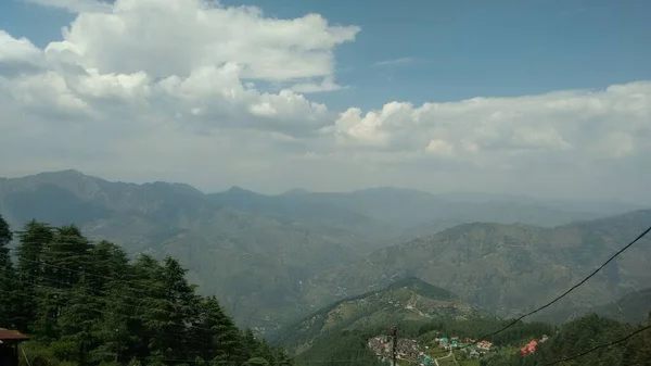 Dağların tepesindeki güzel köy manzarası Ağaçların ve dağların güzel manzarası
