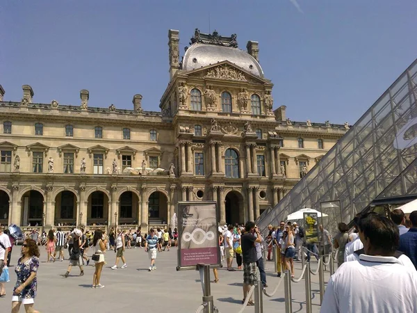 Vacker Dagtid Utsikt Över Utanför Louvren Paris — Stockfoto