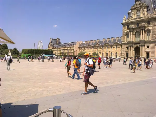 Schöne Aussicht Sommer Auf Menschen Rund Das Louvre Museum Mit — Stockfoto