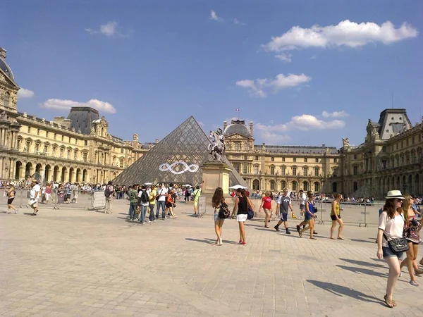 Bela Vista Verão Pirâmide Vidro Perto Museu Louvre Paris — Fotografia de Stock