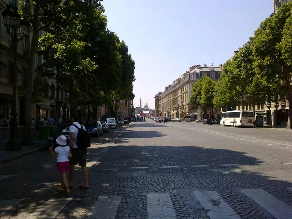 Bela Vista Rua Vazia Verão Ruas Paris Com Turista — Fotografia de Stock