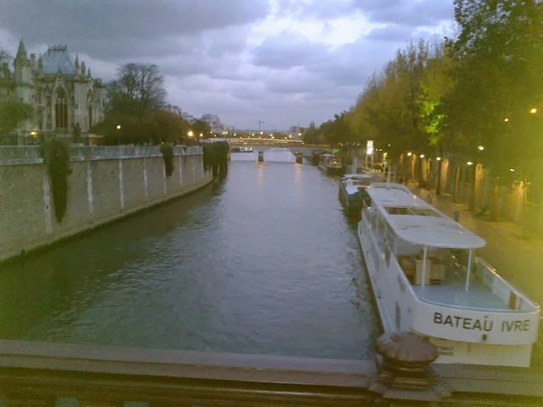 Bella Vista Serale Del Fiume Parigi Con Barche — Foto Stock