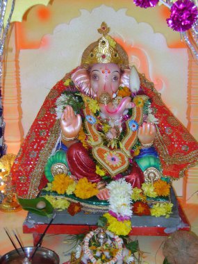 Hindu tanrısı Ganesh 'in güzel biblosu, çelengi ve süsü ile.