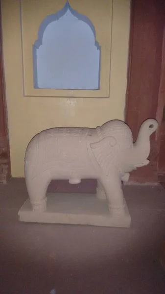 Belle Statue Debout Marbre Éléphant Avec Mur Décoré Intérieur Une — Photo