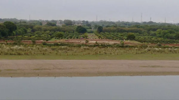 Taj Mahal 'in arka tarafındaki güzel bahçe manzarası ve Agra' daki Yamuna nehri.