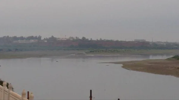 Hindistan, Agra 'daki Taj Mahal' in arkasındaki Yamuna Nehri 'nin güzel akşam manzarası.