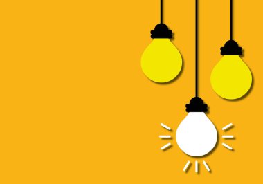 Sarı arka planda ampul sembolü, fikir fikri, yaratıcı fikir. Yeni fikir, çözüm.