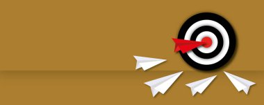 Beyaz kağıt uçakların hedefe vurduğu kırmızı kağıt uçak kahverengi zemin üzerinde iş hedefi, hedef ve başarı metaforu, başarı kavramları, kağıt kesiği tasarım stili.