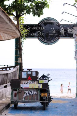 Satun Eyaleti, Tayland - 25 Eylül 2020: Koh Lipe 'de arka plandaki çiftin yumuşak odaklı taksisi