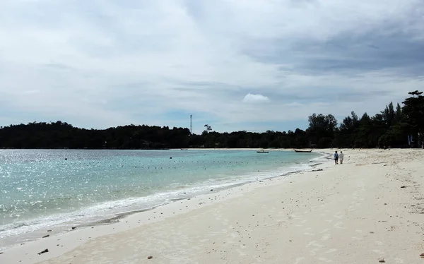 Laut Dan Pantai Dengan Pria Dan Wanita Yang Jauh — Stok Foto