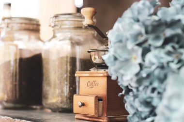 Kahve öğütücüsü, cam kavanoz kurutulmuş çay yaprakları ve ortanca.