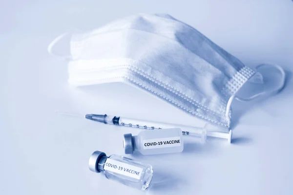 Covid Präventionskonzept Fläschchen Covid Impfstoff Plastikspritze Mit Nadel Und Maske lizenzfreie Stockfotos