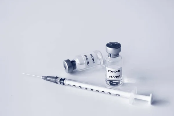 Beyaz Arka Planda Izole Edilmiş Covid Aşısı Şişesi Plastik Şırınga — Stok fotoğraf