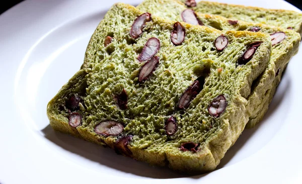 Зеленый Чай Хлеб Красной Фасоли Белом Блюде — стоковое фото