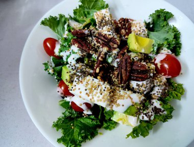 Beyaz tabakta sağlıklı lahana vejetaryen salatası 