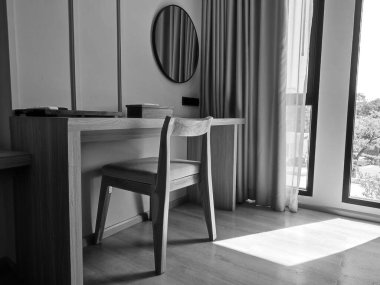 Odadaki çalışma alanı, siyah ve beyaz kip