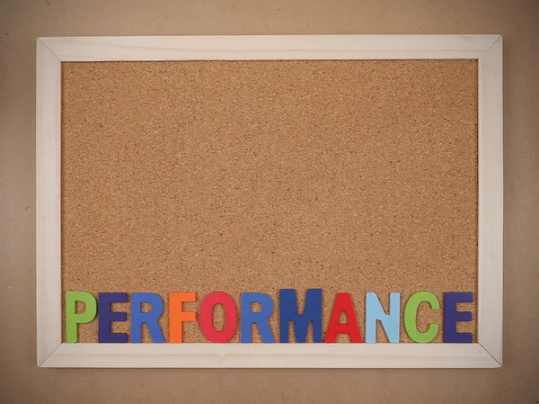 Wortbuchstabierung "Leistung" auf Korkpappe Hintergrund — Stockbild Leistung Wort 10 — Stockfoto