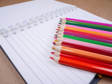 Renkli kalem ve defter 5
