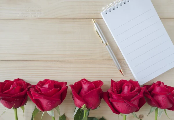 Rosa vermelha e caderno página 9 — Fotografia de Stock