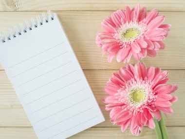 Defter ve pembe çiçek desenli 1