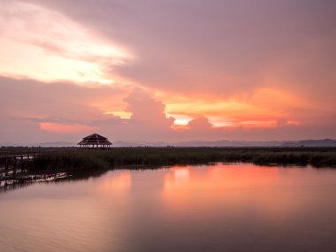 Günbatımı gökyüzü 1 altında