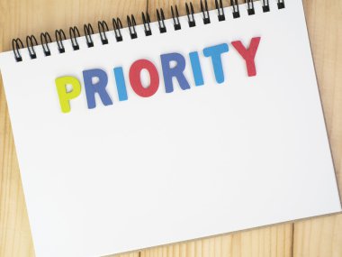 Öncelikleri üstünde defter 2