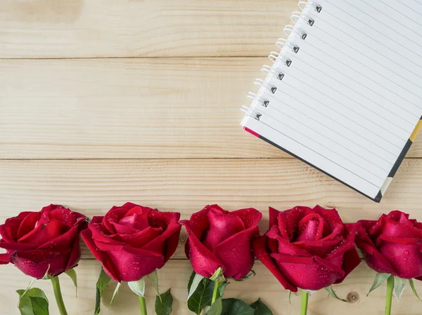 Quaderno e fiore di rosa rossa 2 — Foto Stock