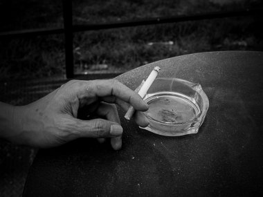 Bir sigara 2 holding