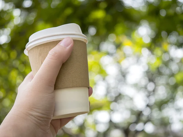 Tenere la tazza di carta calda di caffè 1 — Foto Stock