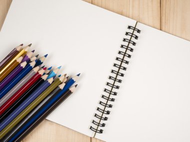 Renkli kalem ve defter 22